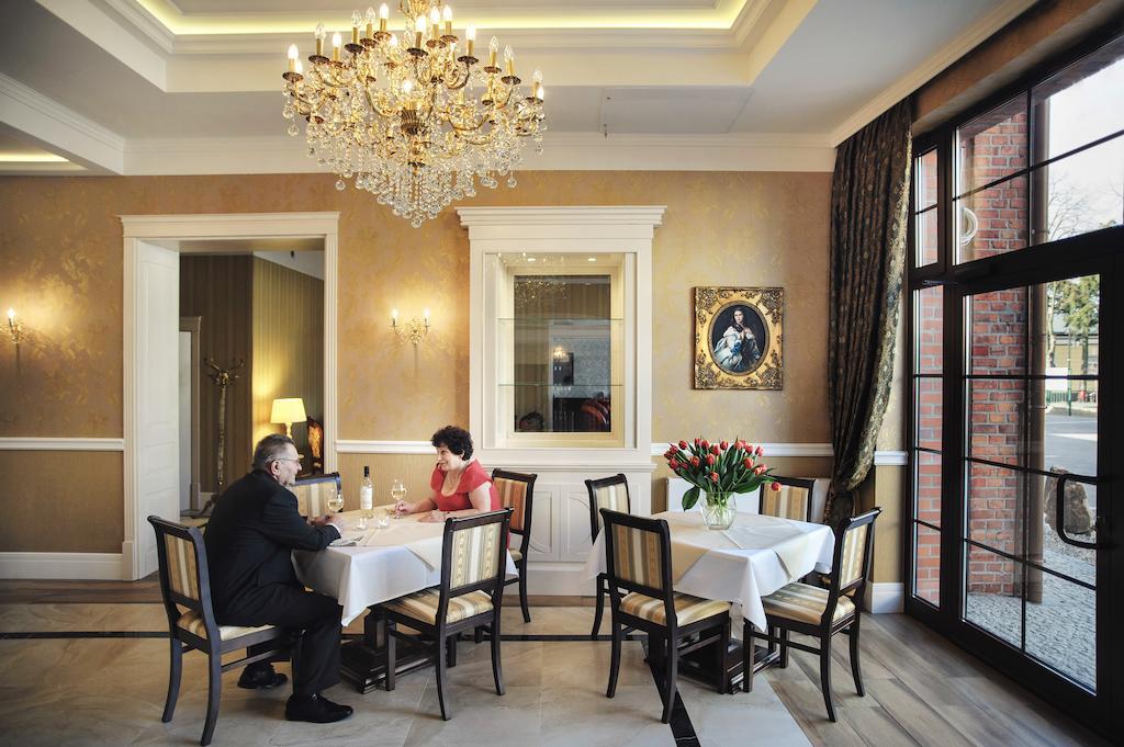 Hotel Kopernik Цехоцинек Экстерьер фото